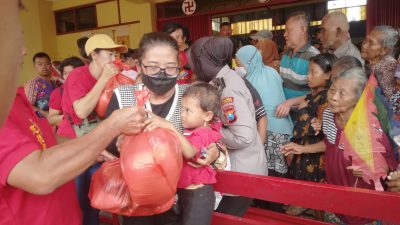 Kelenteng Tjoe Tik Kiong Gelar Ulambana, Ribuan Warga Antre Paket Sembako