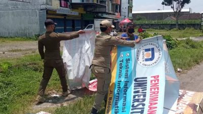 Satpol PP Kediri Tertibkan Reklame Liar dan Kadaluarsa