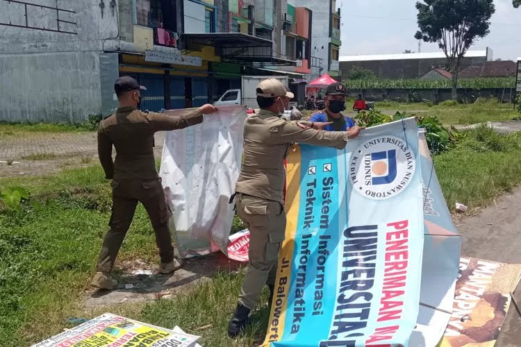 Satpol PP Kediri Tertibkan Reklame Liar dan Kadaluarsa