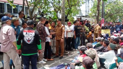 Puluhan Tahun Jalan Rusak, Warga Wonorejo Gelar Aksi di DPRD dan Bupati Tulungagung
