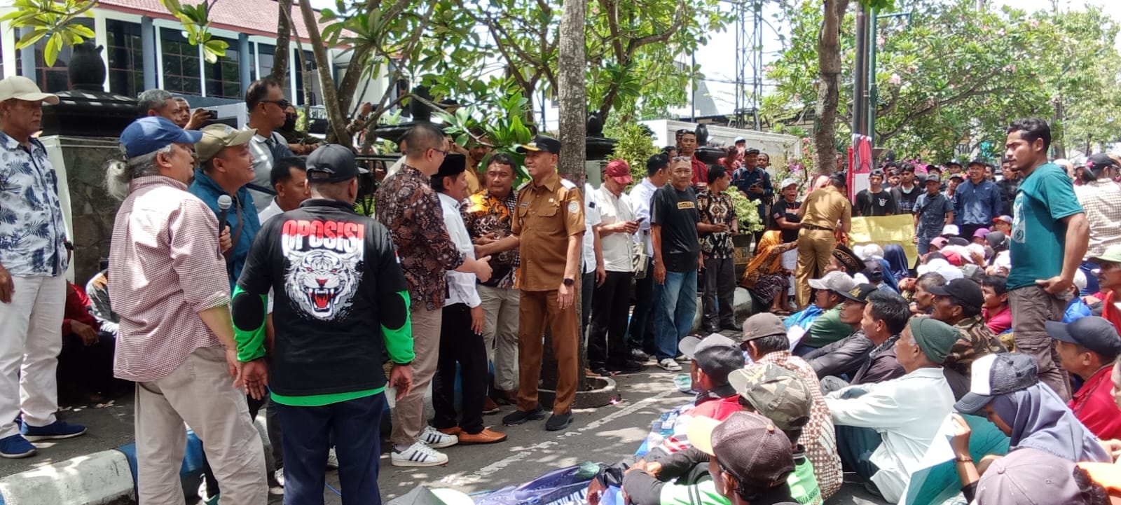 Puluhan Tahun Jalan Rusak, Warga Wonorejo Gelar Aksi di DPRD dan Bupati Tulungagung