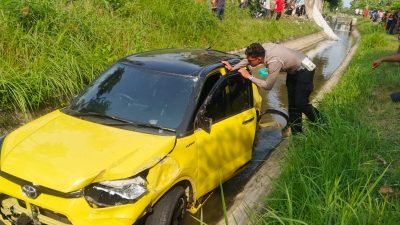 Mobil Toyota Raize Terjun ke Sungai Usai Tabrakan dengan Motor