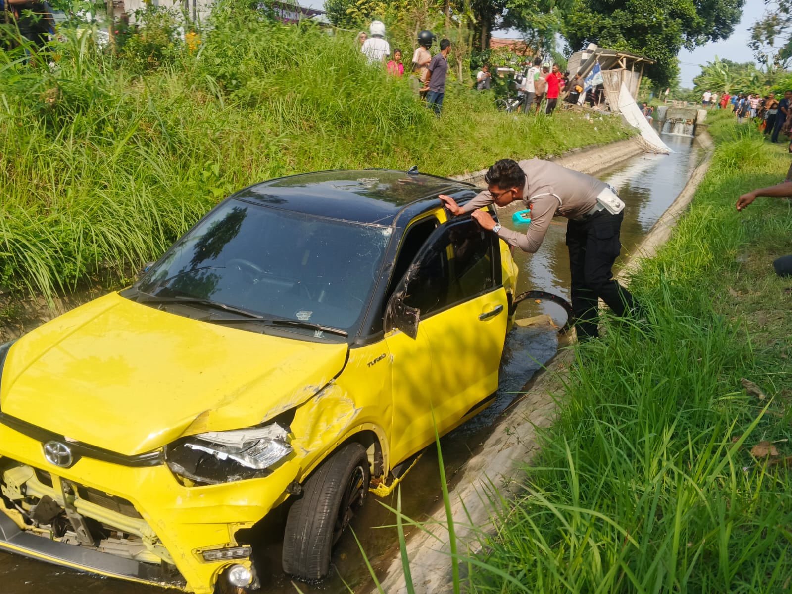 Mobil Toyota Raize Terjun ke Sungai Usai Tabrakan dengan Motor