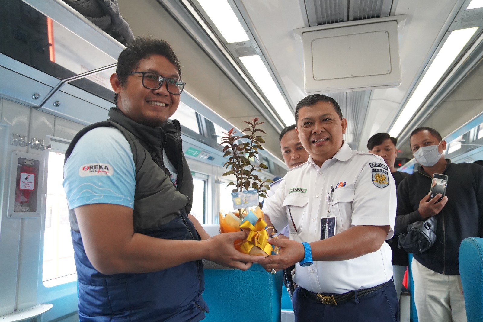 Hari Ozon Sedunia, KAI Daop 7 Madiun Bagikan Bibit Pohon dan Edukasi Lingkungan