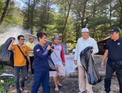 Bulan Bakti ke-65, Karang Taruna Blitar Gelar Aksi Bersih Sampah di Pantai Serang
