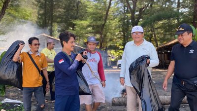 Bulan Bakti ke-65, Karang Taruna Blitar Gelar Aksi Bersih Sampah di Pantai Serang