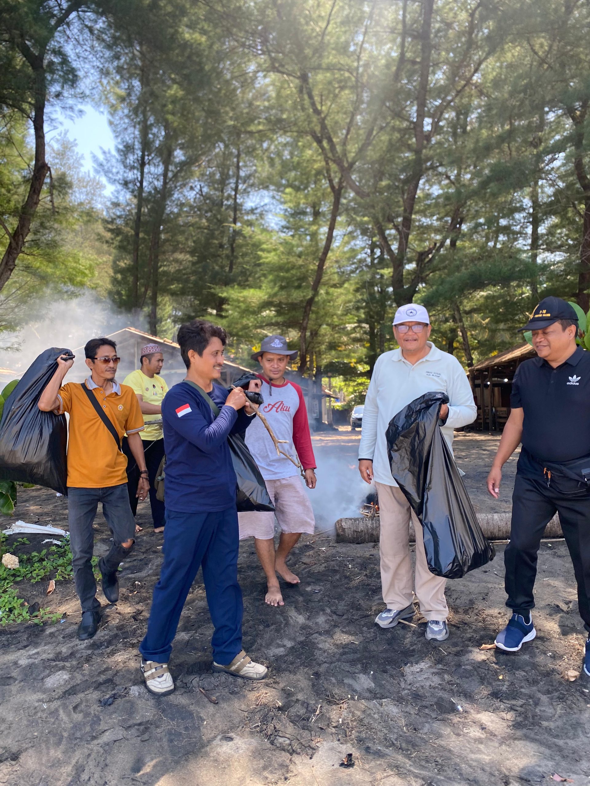 Bulan Bakti ke-65, Karang Taruna Blitar Gelar Aksi Bersih Sampah di Pantai Serang