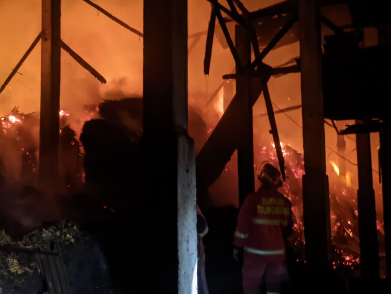 Korsleting Listrik, Gudang Penggilingan Tebu Ludes Dilalap Api