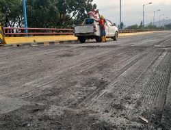 Lapisan Aspal Jembatan Semampir Mulai Dikupas untuk Mengukur Pergeseran Struktur Beton