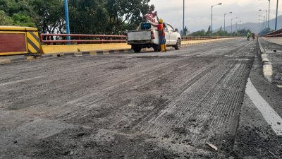 Lapisan Aspal Jembatan Semampir Mulai Dikupas