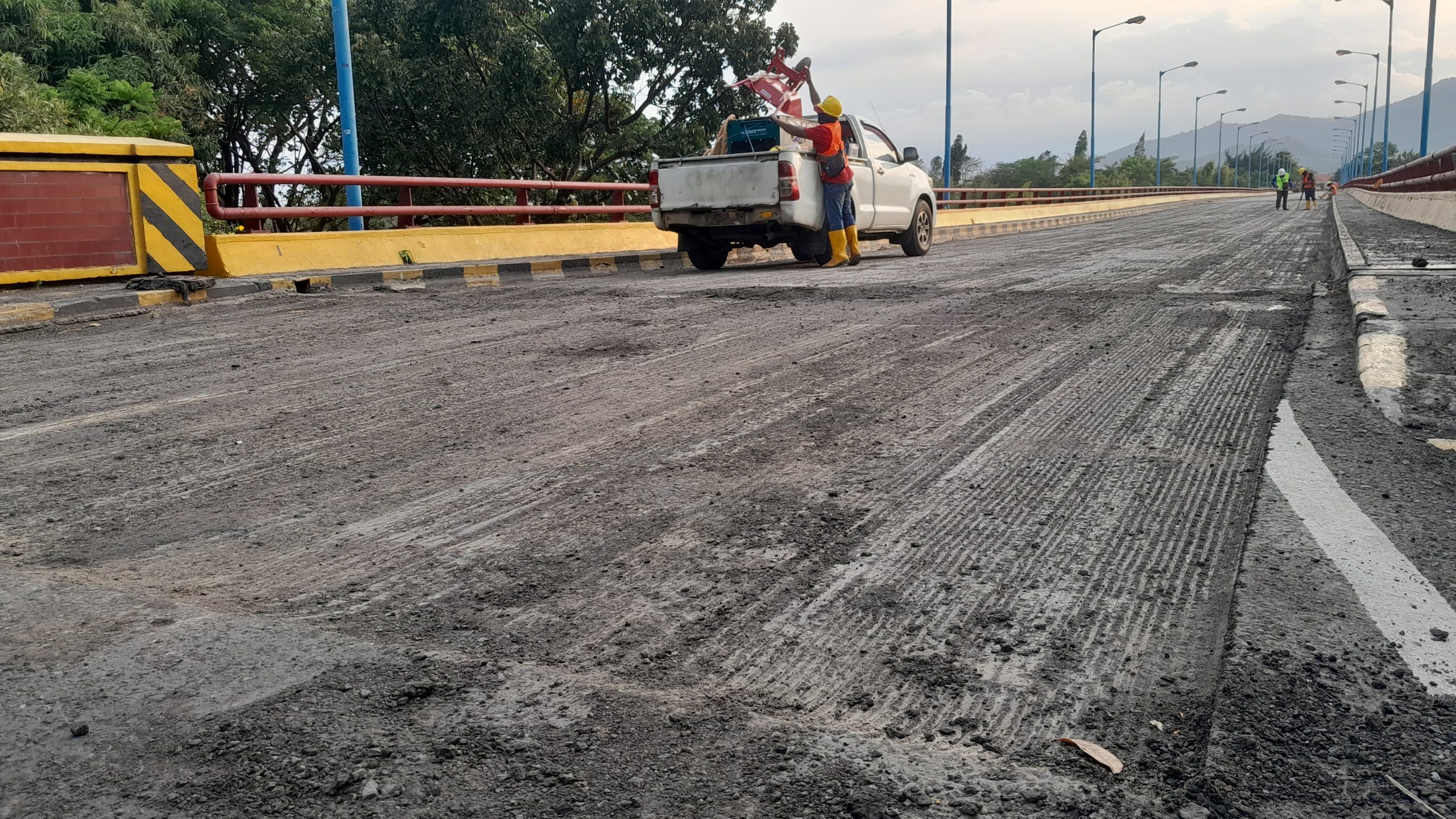 Lapisan Aspal Jembatan Semampir Mulai Dikupas