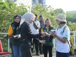 World Cleanup Day 2025, Mbak Wali Tuang Eco Enzym di Brantas dan Ajak Warga Kediri Jaga Lingkungan