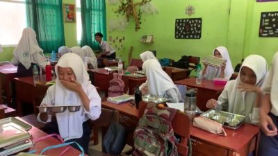MBG Hari Pertama di Jombang, Lauk Basi, Nasi Belum Matang, Beberapa Siswa Komentar Begini