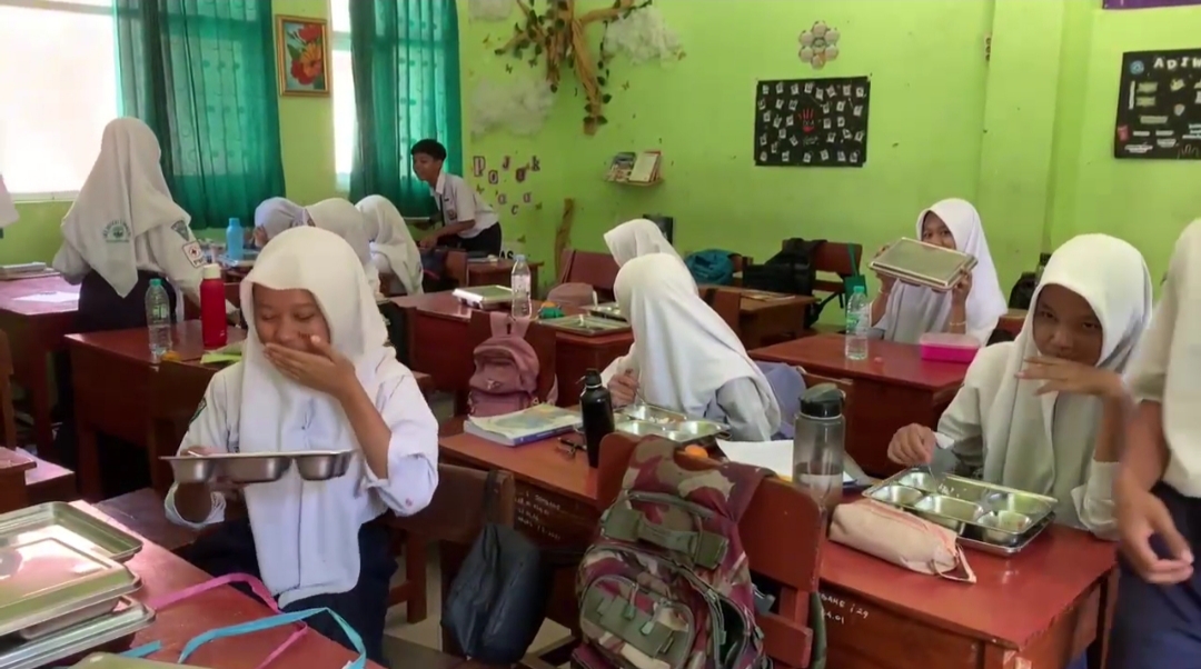 MBG Hari Pertama di Jombang, Lauk Basi, Nasi Belum Matang, Beberapa Siswa Komentar Begini