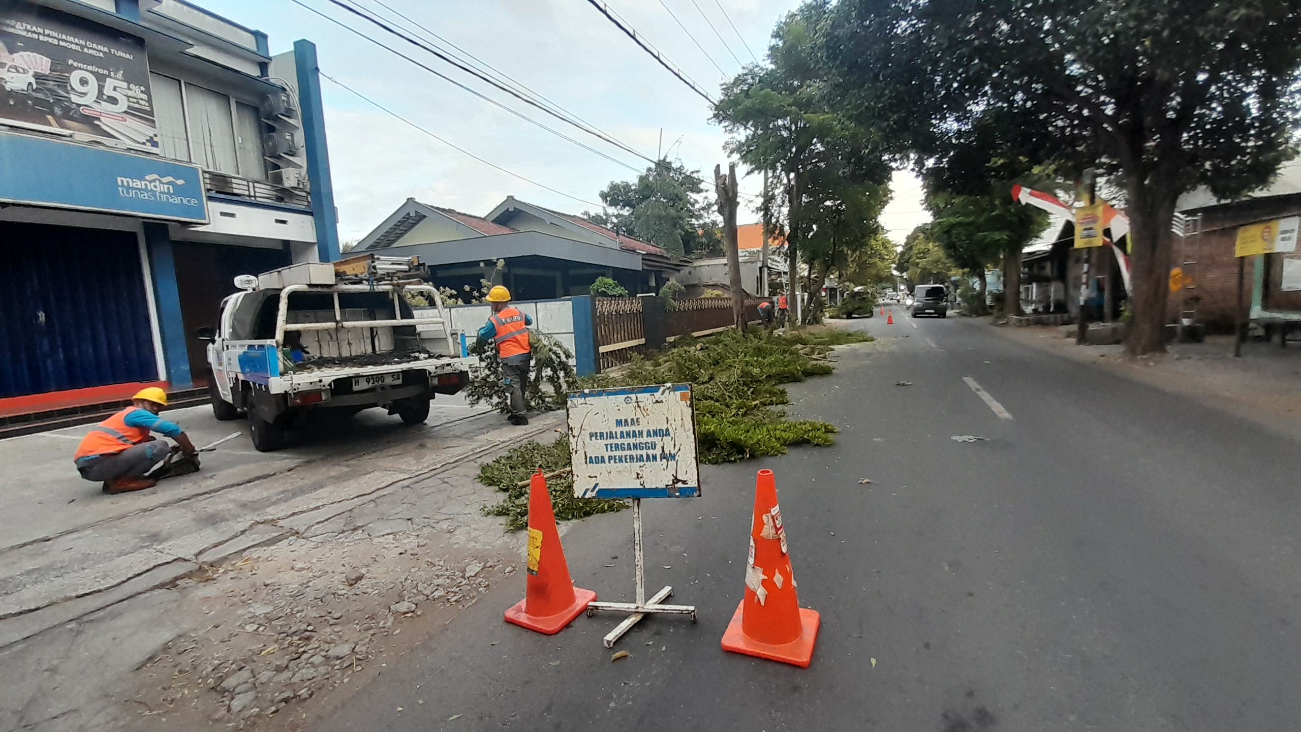 Antisipasi Gangguan, PLN ULP Grogol Pangkas Pohon di Wilayah Barat Sungai