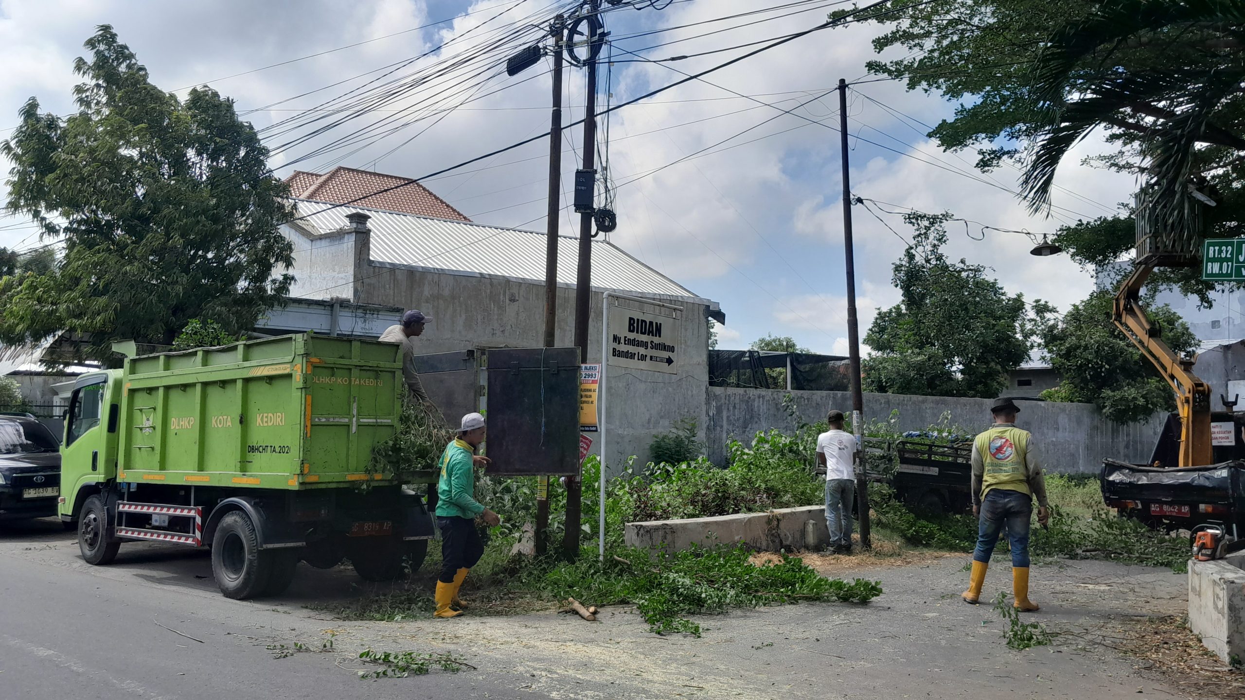 Antisipasi Pohon Tumbang, DLHKP Kediri Lakukan Pemangkasan