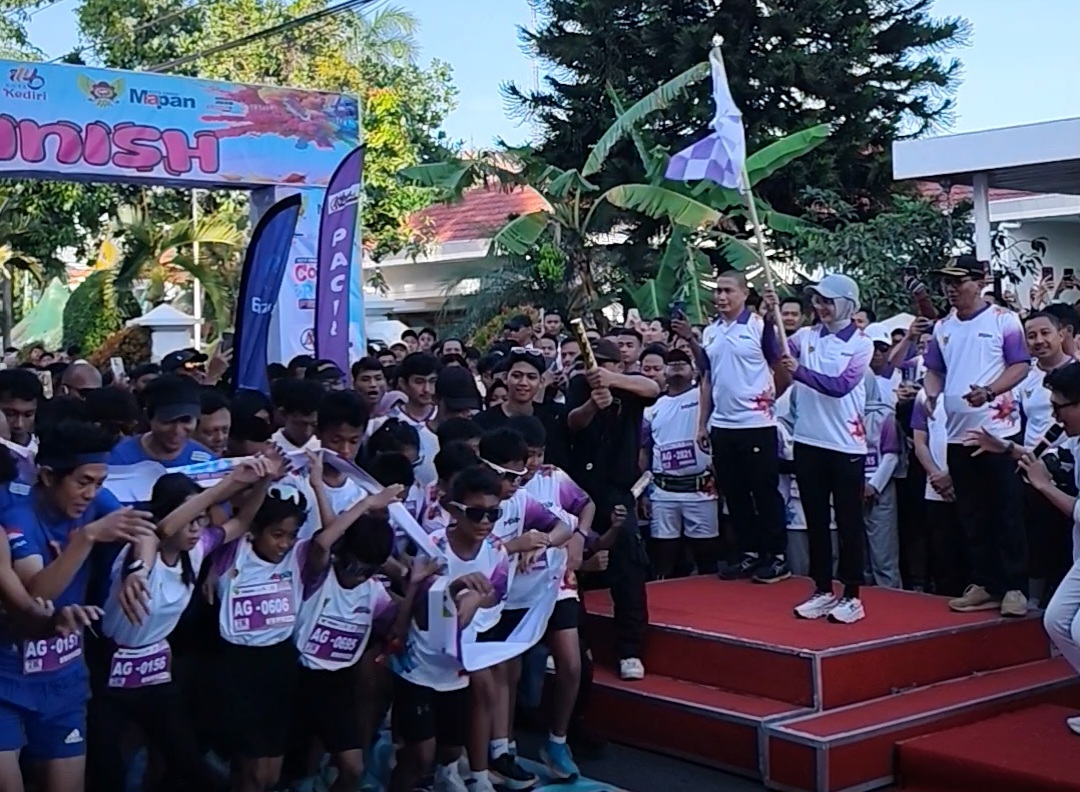 Ribuan Peserta Ramaikan Kota Kediri MAPAN Color Run 2025