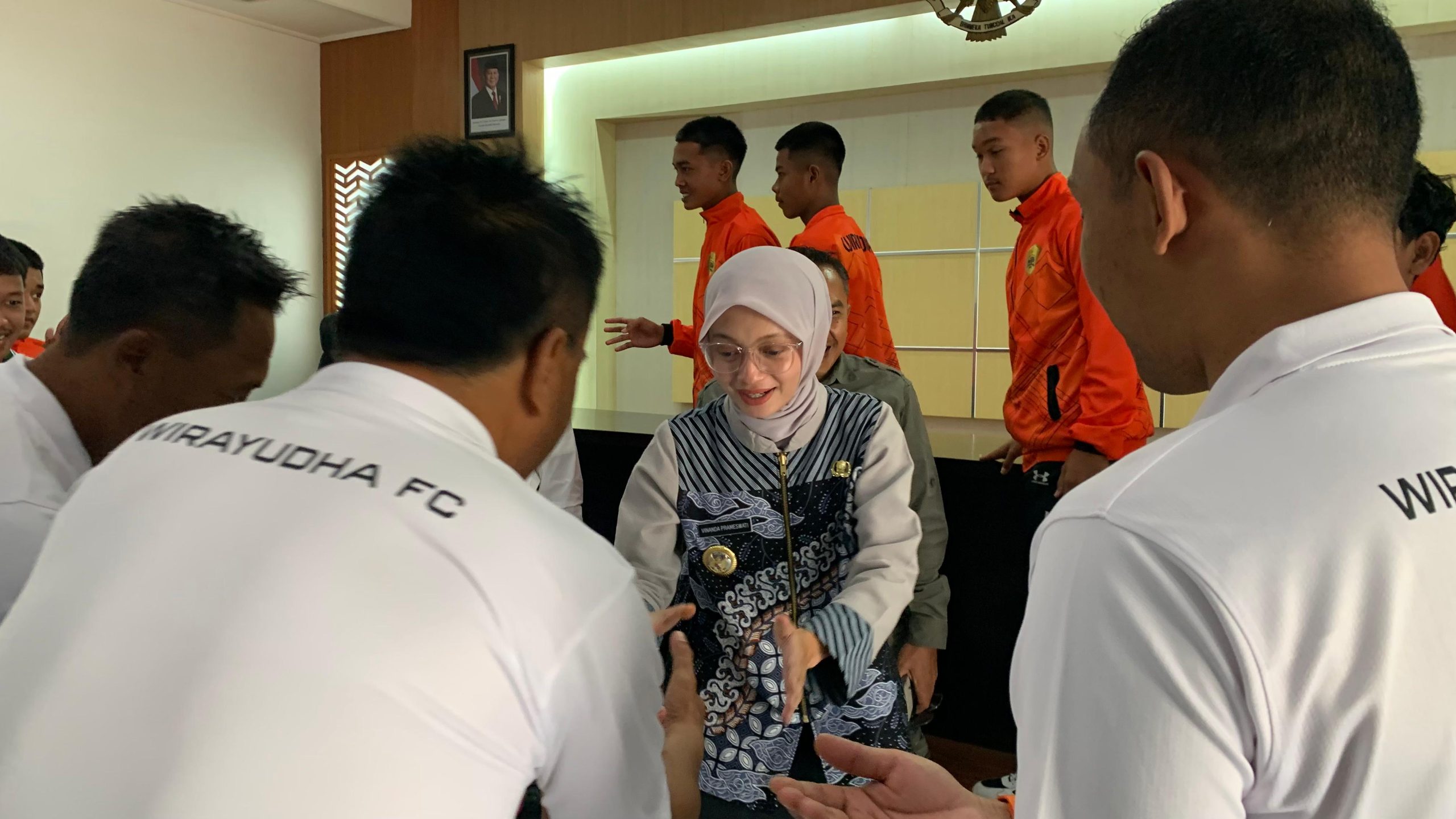Wali Kota Kediri Vinanda Prameswati Lepas Tim SSB Wirayuda ke Piala Menpora U-15