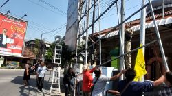 Satpol PP Kediri Tertibkan Reklame Ilegal di Simpang Tiga Manisrenggo