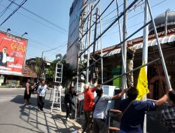 Satpol PP Kediri Tertibkan Reklame Ilegal di Simpang Tiga Manisrenggo