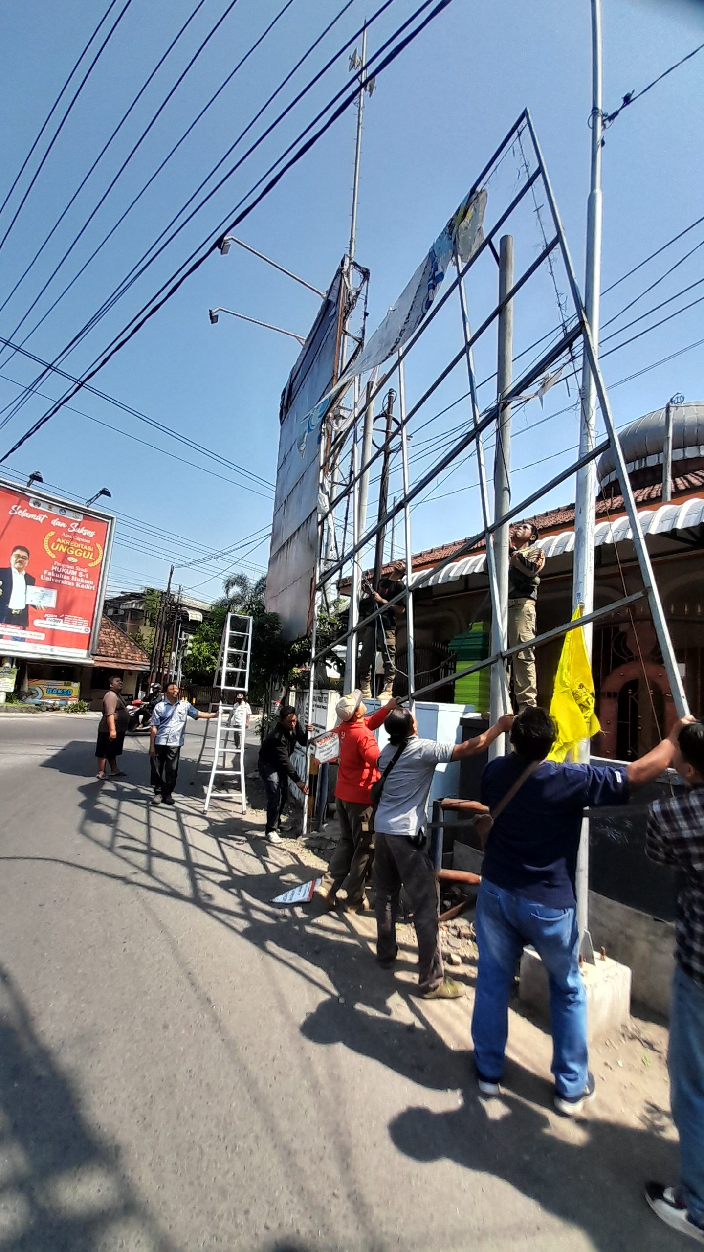 Satpol PP Kediri Tertibkan Reklame Ilegal di Simpang Tiga Manisrenggo