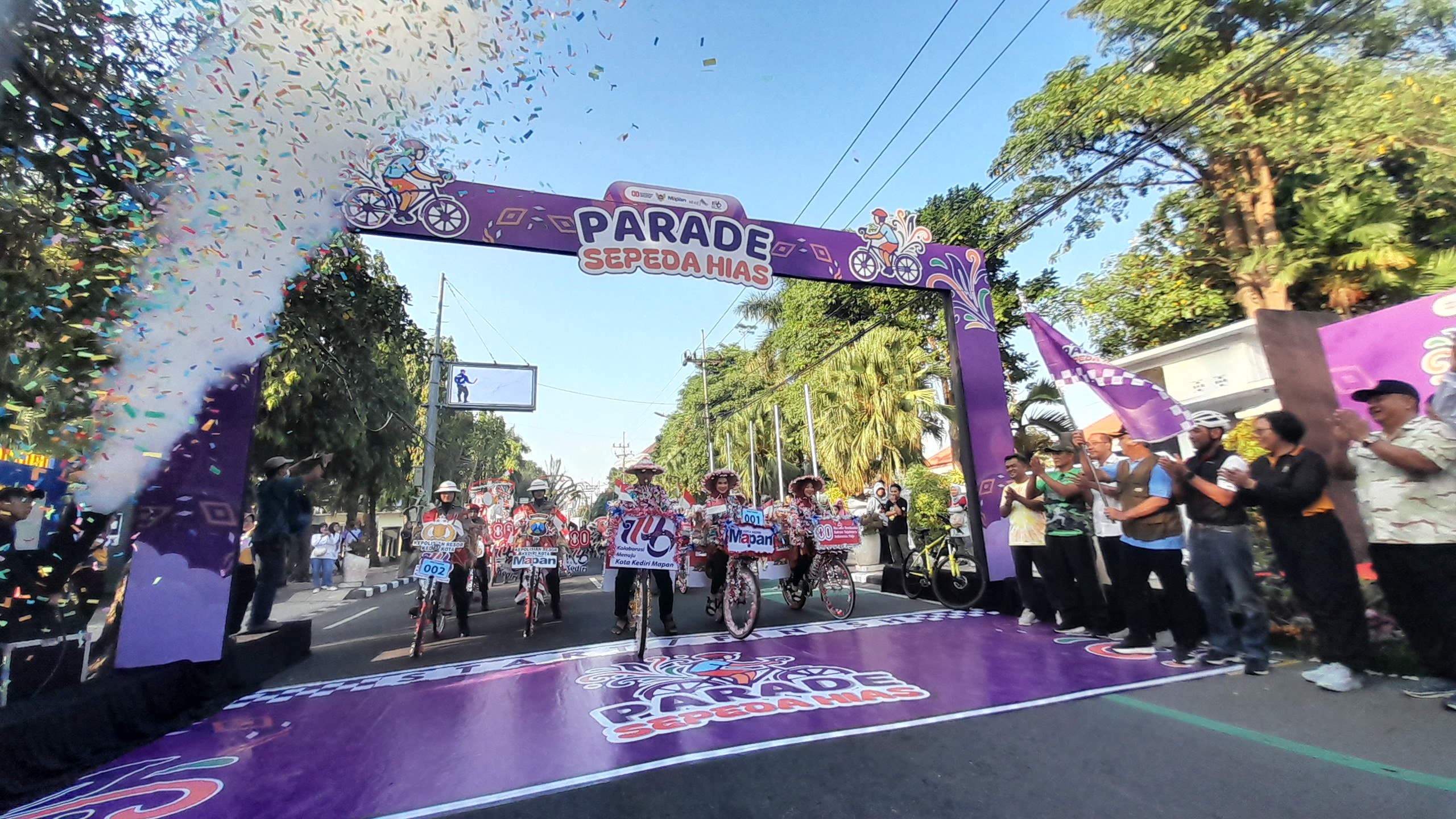 Gus Qowim Lepas Parade Sepeda Hias dan Fun Bike Merdeka Pemkot Kediri