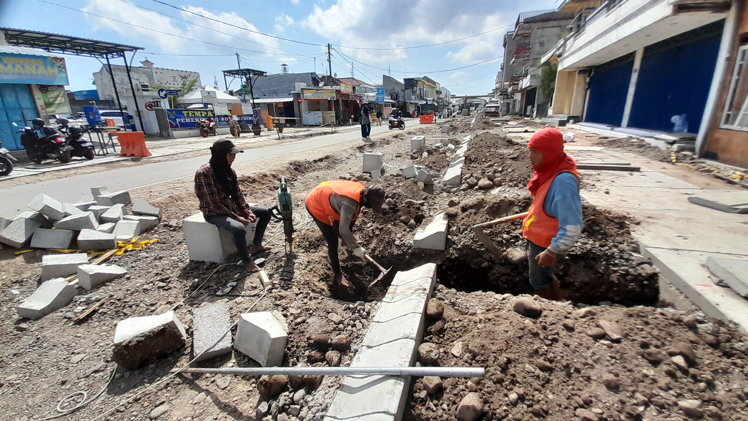 Revitalisasi Jalan dan Trotoar Kawasan Stasiun Kediri Tembus 35 Persen