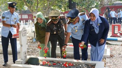 HUT ke-80 TNI, Jajaran TNI AD dan AU Gelar Ziarah di TMP Jombang