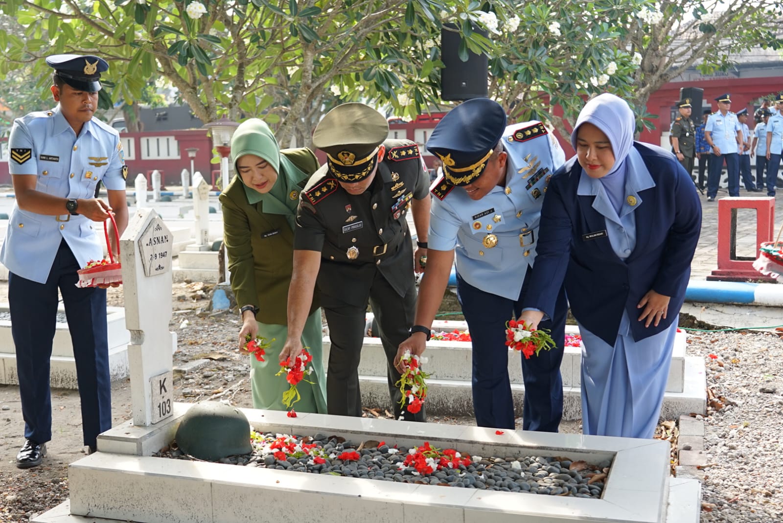 HUT ke-80 TNI, Jajaran TNI AD dan AU Gelar Ziarah di TMP Jombang