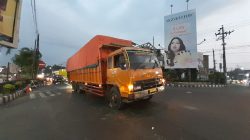Truk Fuso Bermuatan Telur Mogok di Simpang Empat Alun-Alun Kediri