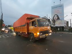 Truk Fuso Bermuatan Telur Mogok di Simpang Empat Alun-Alun Kediri