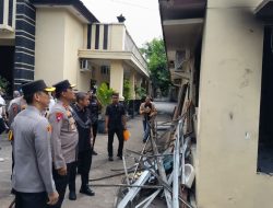 Kapolda Jatim Tinjau Fasilitas Rusak Pasca Kericuhan di Kediri, Anggota Diminta Tetap Beri Layanan Maksimal