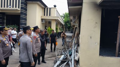 Kapolda Jatim Tinjau Fasilitas Rusak Pasca Kericuhan di Kediri, Anggota Diminta Tetap Beri Layanan Maksimal