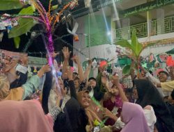 Grebeg Maulid di Jombang, Warga Berebut Perabotan di Halaman Masjid