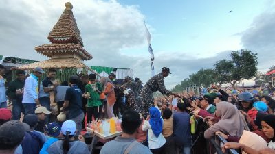 Gunungan tahu dibagikan kepada warga dalam tradisi Grebeg Tahu di Desa Sumbermulyo, Jogoroto, Jombang. (ist)