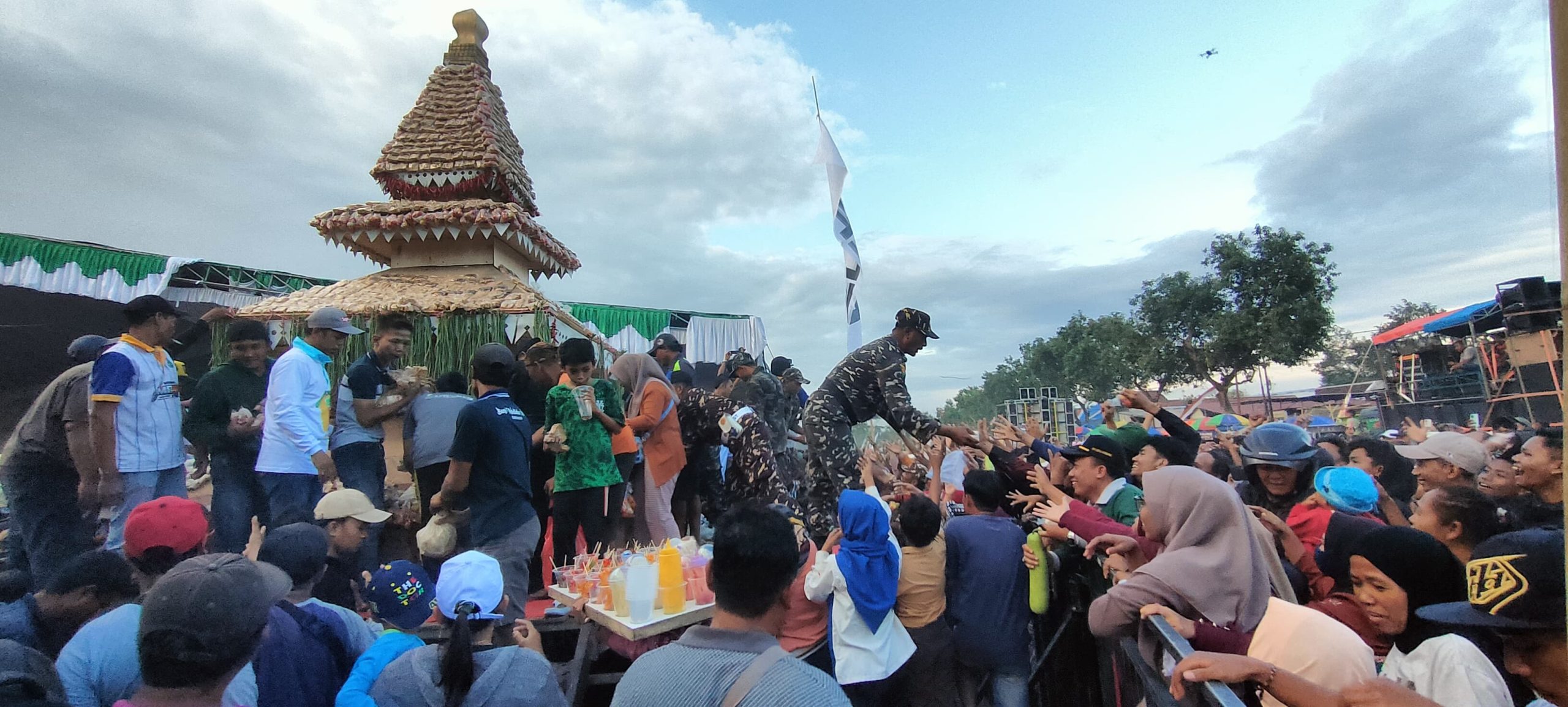 Gunungan tahu dibagikan kepada warga dalam tradisi Grebeg Tahu di Desa Sumbermulyo, Jogoroto, Jombang. (ist)