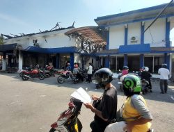 Remaja Hingga Anak-Anak Ikut Menjarah Sisa Puing Kebakaran Gedung DPRD Kota Kediri