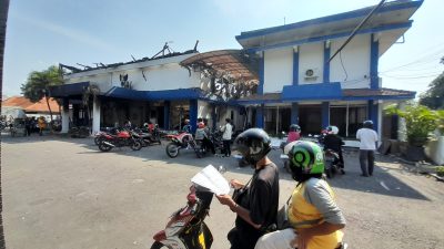 Remaja Hingga Anak-Anak Ikut Menjarah Sisa Puing Kebakaran Gedung DPRD Kota Kediri