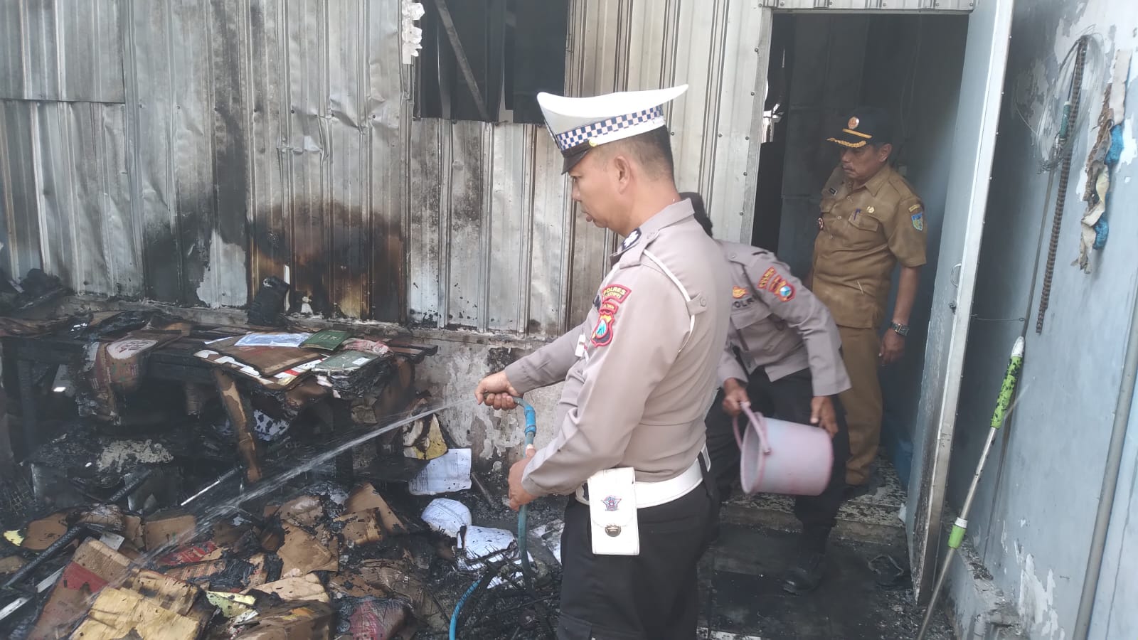 Bakar Sampah Daun Kering, Garasi di Kediri Ludes Dilalap Api