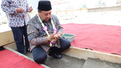 Bupati Jombang, H. Warsubi, saat melakukan peletakan batu pertama pembangunan Gedung SD Ar-Rahman Green School di Kelurahan Jombatan, Kecamatan Jombang, (ist)