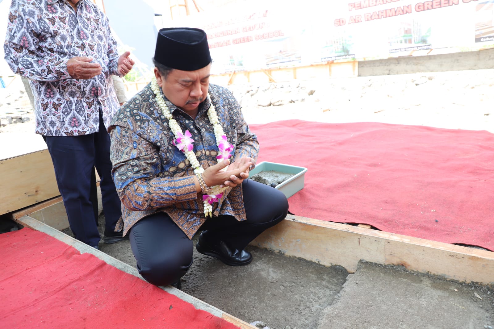 Bupati Jombang, H. Warsubi, saat melakukan peletakan batu pertama pembangunan Gedung SD Ar-Rahman Green School di Kelurahan Jombatan, Kecamatan Jombang, (ist)