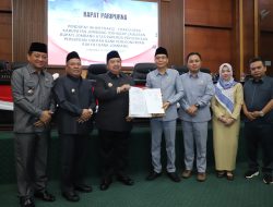 DPRD Jombang Tetapkan Raperda BPR Bank Jombang Menjadi Perda