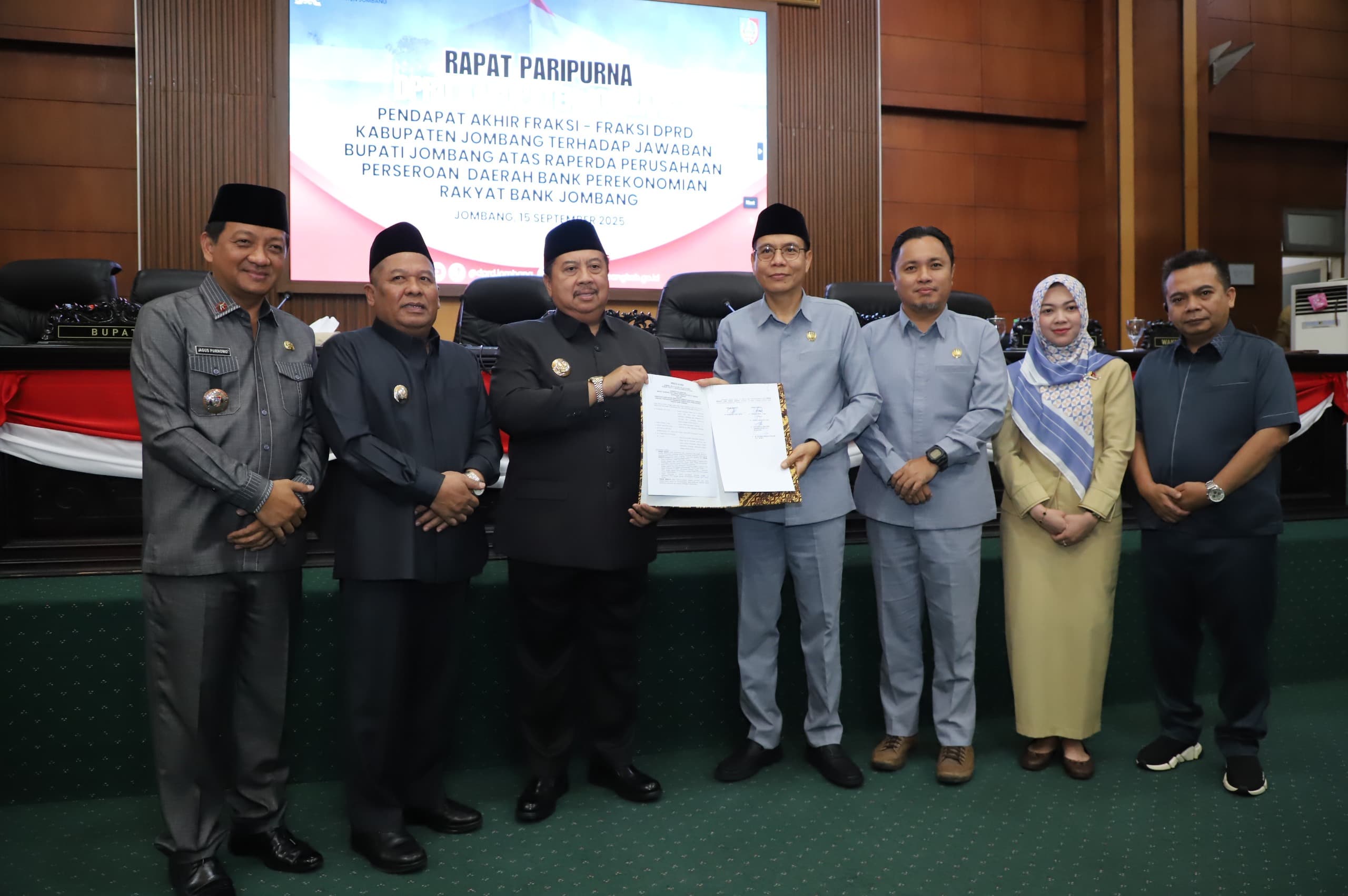 DPRD Jombang Tetapkan Raperda BPR Bank Jombang Menjadi Perda