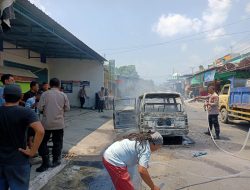 Mobil Carry Terbakar di Kepung, Pemilik Alami Luka Bakar