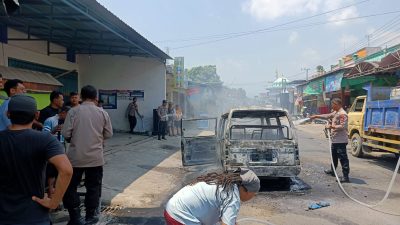 Mobil Carry Terbakar di Kepung, Pemilik Alami Luka Bakar
