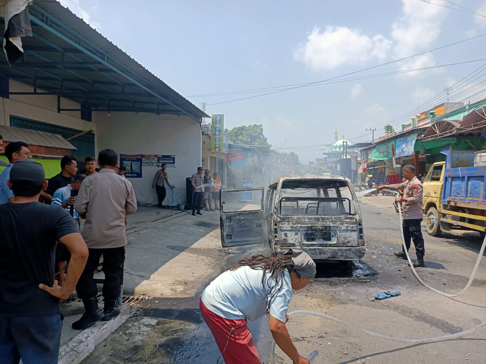 Mobil Carry Terbakar di Kepung, Pemilik Alami Luka Bakar