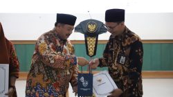 111 ASN di Jombang Segera Purna Tugas, Bupati Warsubi Serahkan SK Pensiun