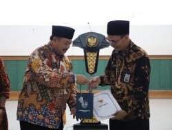 Ratusan ASN di Jombang Segera Purna Tugas, Bupati Warsubi Serahkan SK Pensiun