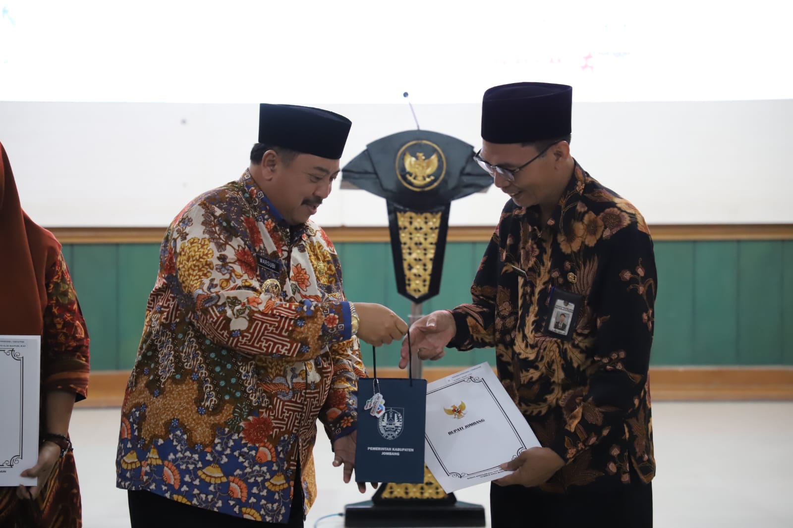 111 ASN di Jombang Segera Purna Tugas, Bupati Warsubi Serahkan SK Pensiun