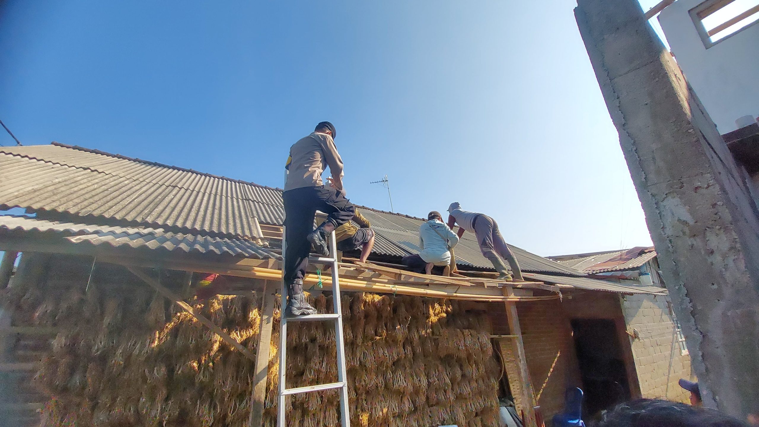 Warga Besowo Kompak Gotong Royong Pulihkan Rumah Usai Puting Beliung